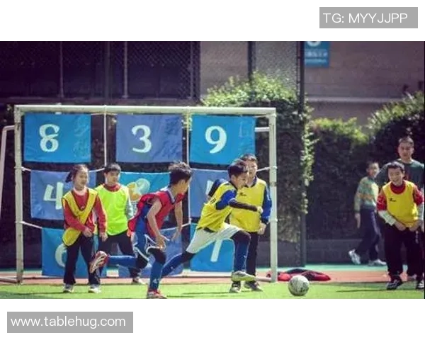 足球明星与可爱小女孩的温馨瞬间分享与回忆